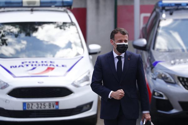 Emmanuel Macron entouré de deux véhicules de police - Photo d'illustration