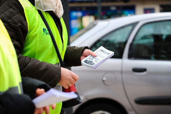 Des "gilets jaunes" tractent, le 14 novembre (image d'illustration).