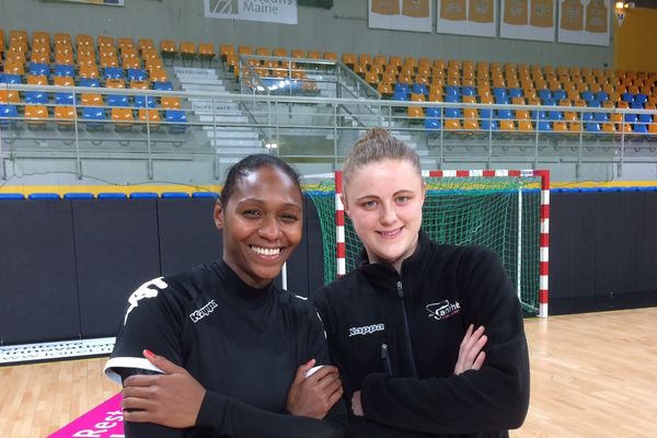 Paule Beaudouin et Adrianna Placzek ont le sourire avant ce match face au grand rival régional, Chambray