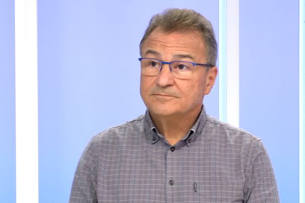 Le médecin du CHU d'Amiens Michel Slama a été la victime d'un raid numérique en 2021, alors qu'il incitait à la vaccination. Les coupables ont été condamnés le 20 décembre 2023.