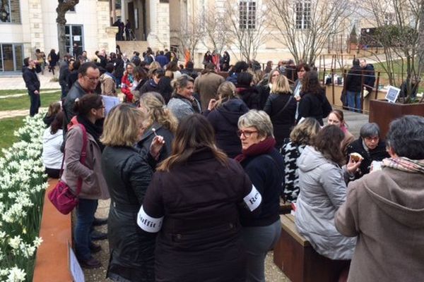 Le pique-nique revendicatif des agents de l'ex-région Poitou-Charentes à Poitiers.