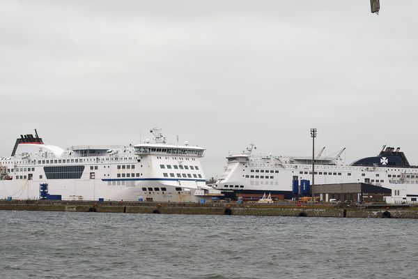 Le "Côte des Flandres" et le "Côtes des Dunes", lors de leur transformation au chantier naval de Dunkerque (décembre 2015).