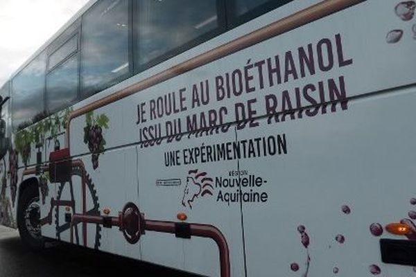 Présentation à Mont-de-Marsan de ces bus qui roulent au marc de raisin, un biocarburant issu d'une entreprise girondine. 