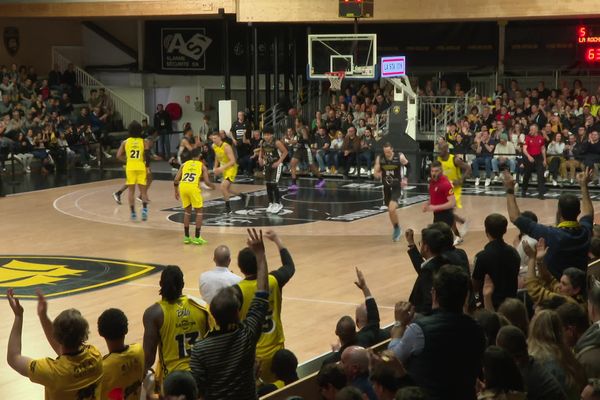 Le Stade Rochelais Basket a gagné face à Chalons-Reims, ce vendredi 15 mars. L'équipe rochelaise reste leader de Pro B.