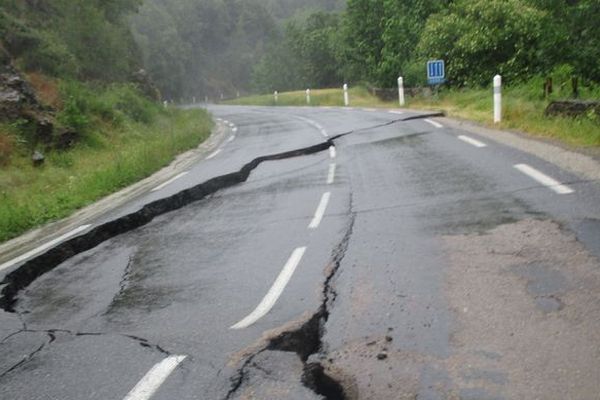 La RN 106 coupée vers Alès et vers Florac avant le croisement de Stevenson à Cassagnas 