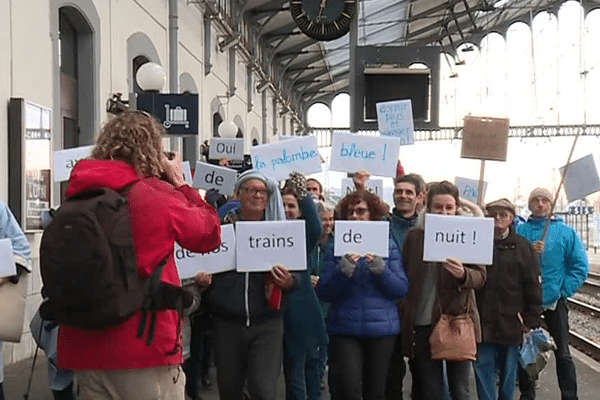 Les usagers du train de nuit la Palombe Bleue défendent l'utilité de la ligne