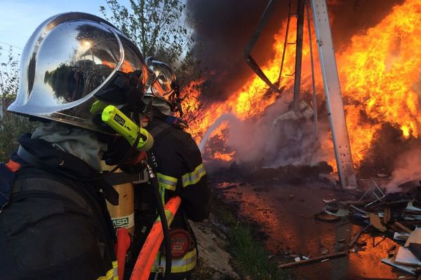 Le feu à l’entrepôt Véolia à Rennes qui est à l'origine de la coupure électrique des voies SNCF