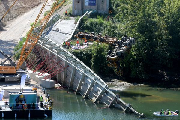 Le camion et sa remorque responsable de l'effondrement du pont ont été sortie du Tarn le 06 septembre 2021.