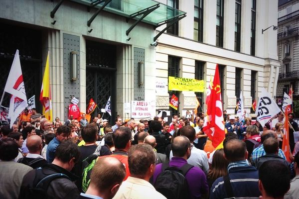 Mobilisation des salariés d'Euriware devant le siège d'Areva, à Paris, jeudi 4 juillet 2013.