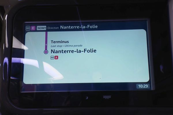 Le RER E dessert la nouvelle station de Nanterre-la-Folie dans les Hauts-de-Seine.