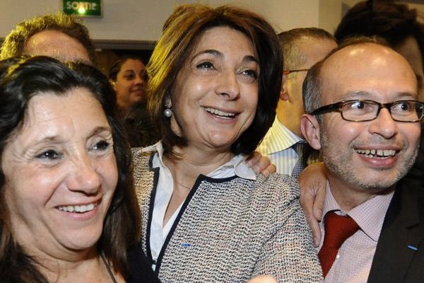 Martine Vassal, au centre, célèbre sa victoire dimanche soir au siège de l'UMP à Marseille.