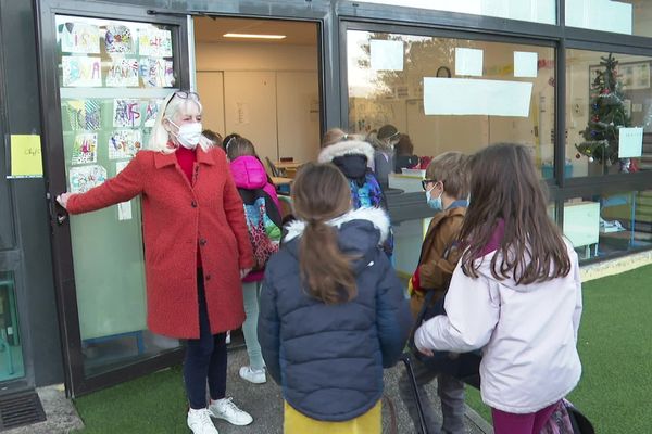 Catherine Monge retraitée de l'Education nationale remplace une collègue à Mougins (Alpes-Maritimes)