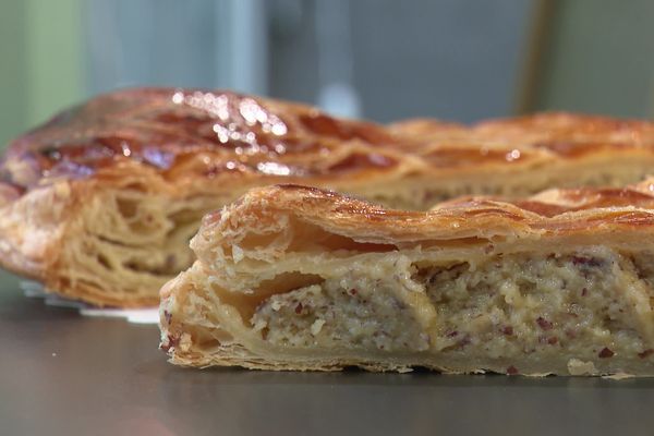 Une part de galette, la frangipane prise entre deux couches de pâte feuilletée faite maison