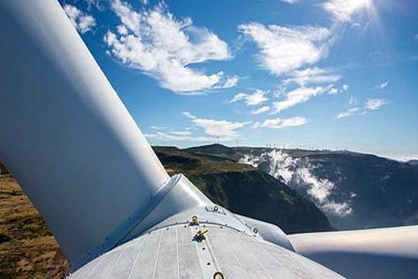 Eco-parc catalan (Pyrénées-Orientales) - une éolienne à pales furtives - mars 2015.