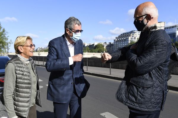 Isabelle et Patrick Balkany ainsi que leur avocat Francois-Henri Briad devant la Cour de Cassation lors de leur audience le 5 mai 2021.