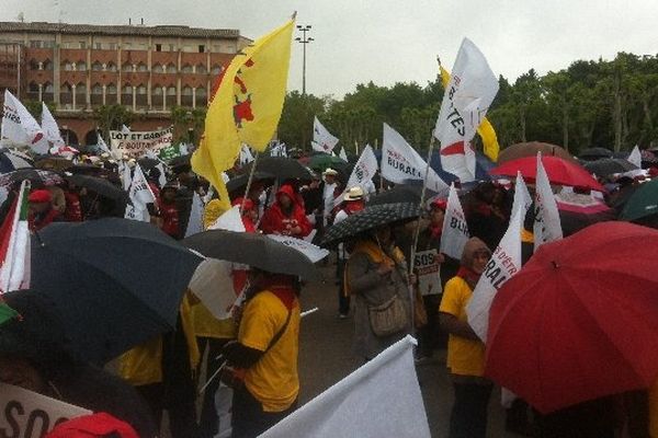 Entre 1 500 et 2 000 buralistes ont défilé à Toulouse avec slogans et parapluies