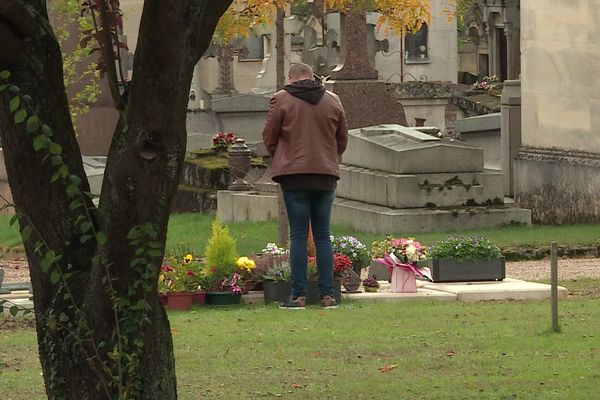 En plus du jardin des souvenirs et du columbarium, il est possible de déposer l'urne dans un caveau dédié, appelé cavurne.