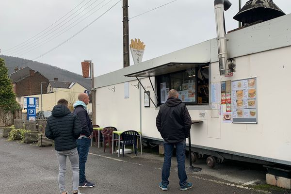 La friterie d'Angèle à Revin reste une institution. Implantée depuis 28 ans sur ce parking, elle fait partie des meubles