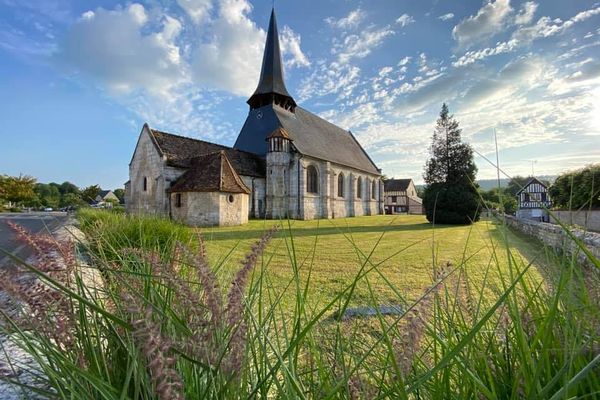 L'église de Saint-Pierre-de-Manneville, commune située dans le parc naturel des boucles de la Seine.