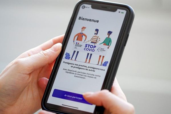 Le lancement de StopCovid, l’outil de traçage numérique du gouvernement face à l’épidémie de coronavirus, était initialement prévu lundi midi via l’App Store pour les utilisateurs d’iPhone et via le Play Store pour ceux d’Android.