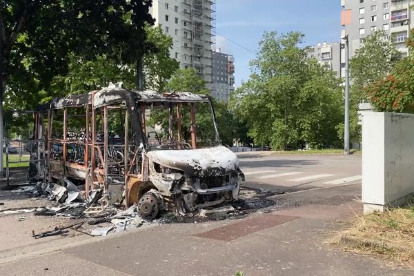 Dans la nuit du 29 au 30 juin, des nouvelles violences urbaines ont éclaté à Limoges, à la suite de la mort de Nahel. Plusieurs véhicules ont été brûlés dans les quartiers du Val de l'Aurence et de la Bastide.