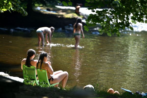 Baignade en temps de canicule dans la rivière Vézère, au lieu-dit Le Saillant, en Corrèze.