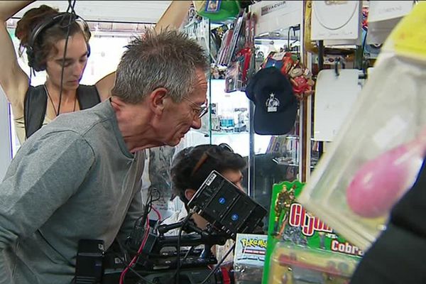 Patrice Leconte en tournage dans la boutique "atout fête" de Genlis.