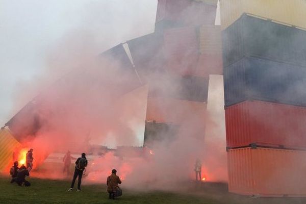 Au Havre, les manifestants contre la réforme des retraites ont allumé des fumigènes au pied de l’œuvre monumentale.