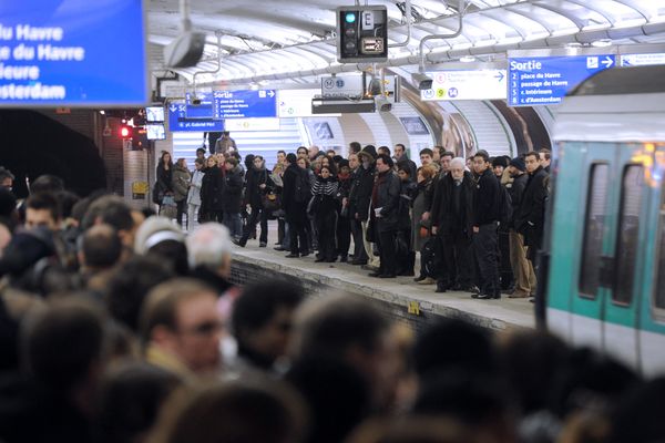 Styles vestimentaires particuliers, usagers en train de cuisiner, danser ou chanter... On trouve de tout dans le métro parisien.