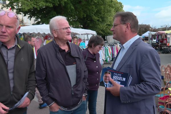 Le candidat divers droite Philippe Gosselin, sur le marché de Carentan (Manche), le 17 juin 2024.