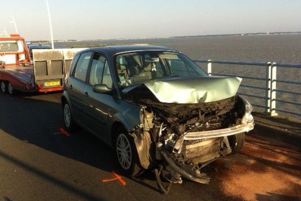 Une des voitures accidentées sur le pont d'Oléron hier soir.