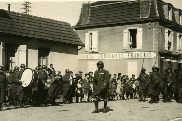 La capitaine N'Tchorere à la tête de sa compagnie du 53ème régiment d'infanterie coloniale mixte sénégalais