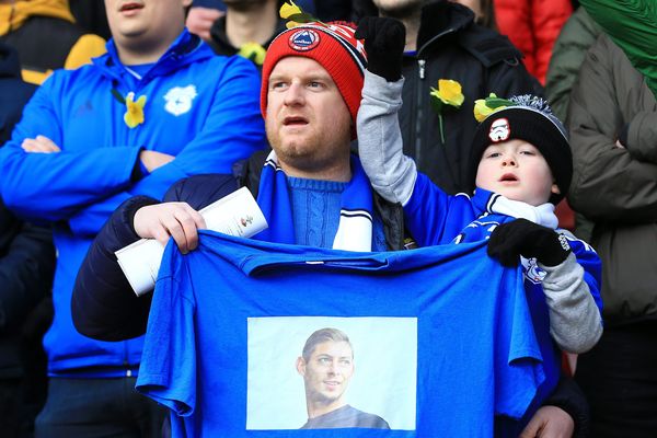 Un supporter de Cardiff rend hommage à Emiliano Sala, le  9 février 2019 à Southampton