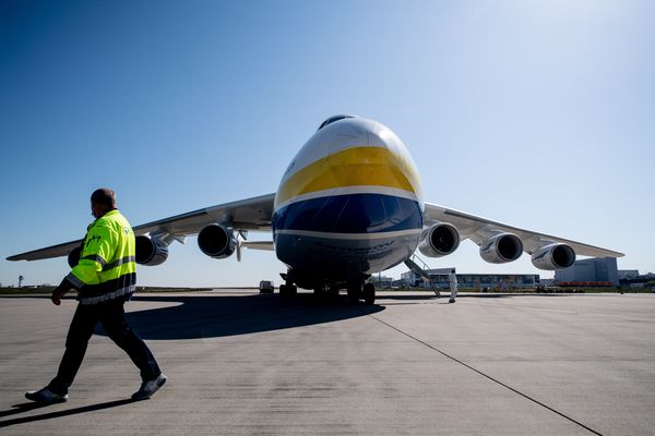 L'Antonov AN-225 Mriya sur le tarmac de l'aéroport de Leipzig en Allemagne, le 27 avril 2020 transportant des masques pour lutter contre le Covid.