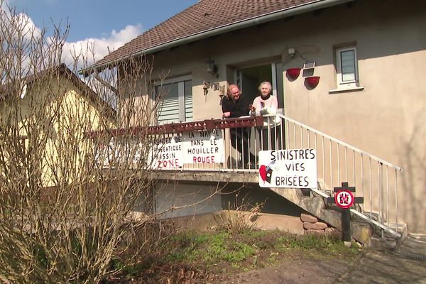 Les époux Pirih dans leur maison de Rosbruck en 2021.