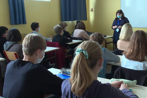 Dans les établissements scolaires, les salles de classe ne sont pas assez nombreuses pour respecter un protocole sanitaire renforcé". 