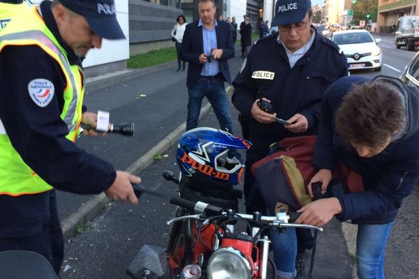 Vendredi 29 septembre, les élèves du lycée Simone Weil ont eu la surprise de découvrir un déploiement de policiers devant leur établissement. Il s’agissait en fait d’une opération de sensibilisation des deux-roues au risque routier.