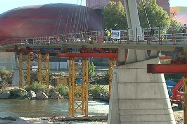 Le pont qui relie Perpignan nord au centre ville est detiné aux piétons et aux vélos. Perpignan octobre 2014.