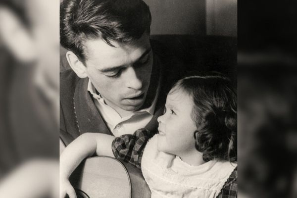 France Brel à 4 ans avec son père, Jacques, en 1957.