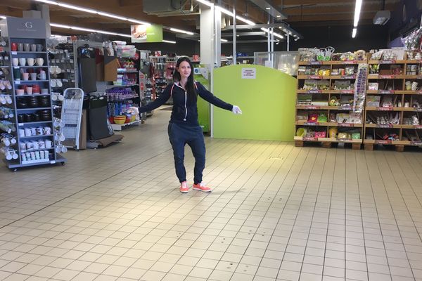 La solidarité s'installe aussi dans certains supermarchés des Ardennes: Elodie Duval, Carrefour Contact Renwez, invite des producteurs locaux à venir vendre leurs produits dans ses espaces libres