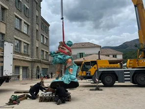 La statue de bronze du condottiere a retrouvé ce mardi 17 septembre sa place au cœur du village de Bastelica.