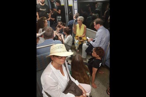 Les passagers de la ligne 4 du métro parisien ont été bloqués plusieurs heures dans les rames.