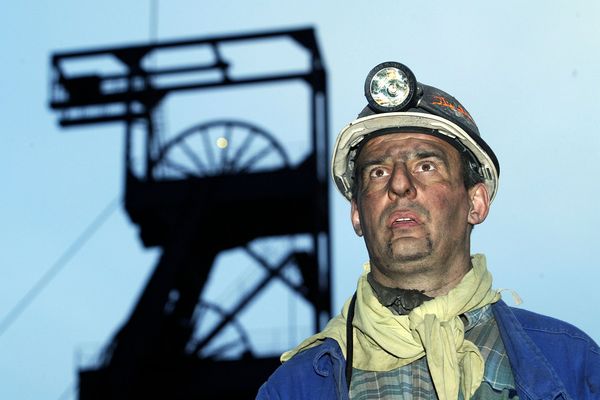 Les gueules noires de la Houve ont fermé le dernier puit de charbon français à Creutzwald (Moselle), le 23 avril 2004. S'ils ont pu bénéficier pour la plupart d'un départ en retraite anticipé dans le cadre du pacte charbonnier signé en 1994, c'est grâce à dix ans de manifestations et d'actions parfois violentes en Lorraine.