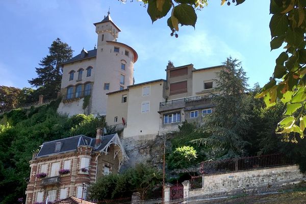 Le château Corbin à Liverdun perché tout là-haut.