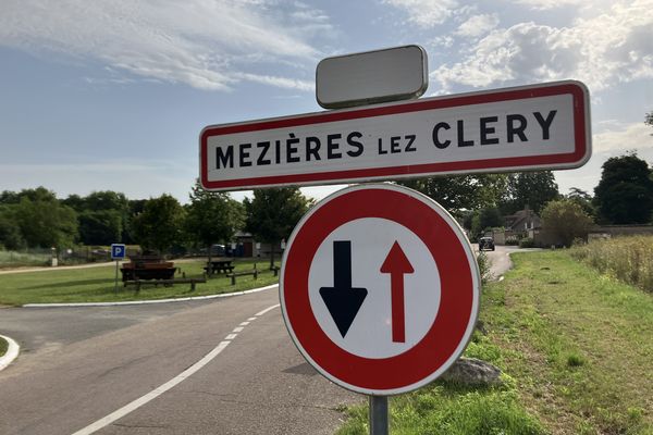 La commune de Mézières-lez-Cléry est sous le choc après la mort d'un nourrisson laissé seul dans une voiture en plein soleil.