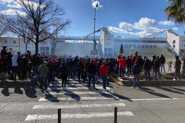 Plusieurs centaines de supporters de Nîmes devant le stade des Costières ce dimanche matin.