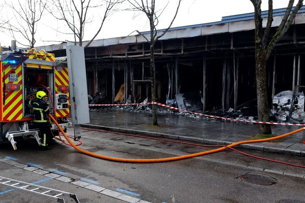 Il était 3 heures 48 lorsque les pompiers du SDIS 38 ont été appelés pour un incendie se propageant dans le restaurant accolé au Pathé d'Échirolles, ce 16 février 2024.