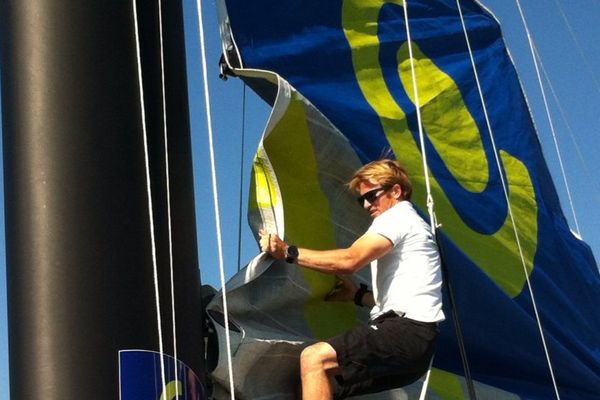 François Gabart vainqueur du dernier Vendée Globe passe sur multicoque pour battre le record de la traversée de la Méditerranée de Marseille à Carthage.