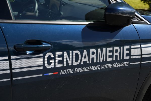 Une voiture de gendarmerie.