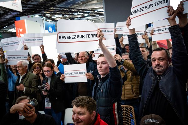 Des agriculteurs au salon de l'agriculture 2024, mécontents de la situation.